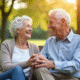 Couple de seniors souriant sur un banc en parc