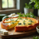 Gâteau de courgettes et feta tranché sur une table en bois