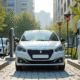 Peugeot 208 électrique au station de charge urbaine