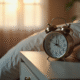 Réveil matin élégant affichant 3h33 du matin
